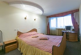 1-мест. (разм. в 2-мест.) 3-комн. семейный улучшенный, главный корпус, Санаторий Нарочанка , Нарочь