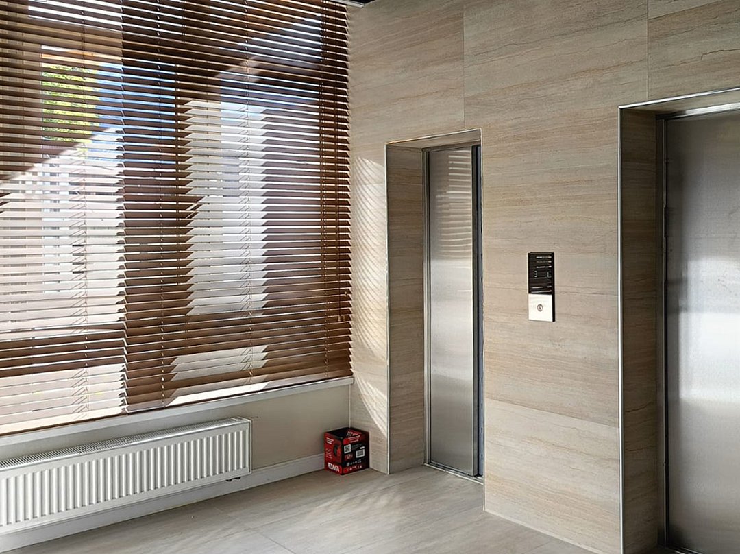 Зона ресепшн на 1 этаже (лифтовый холл)