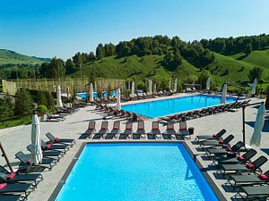 Открытый сезонный бассейн — Отель «Altai Palace Курорт Сибирская Монета», урочище Каим