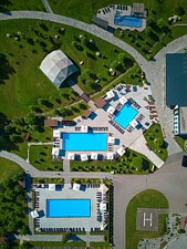 Открытый сезонный бассейн — Отель «Altai Palace Курорт Сибирская Монета», урочище Каим