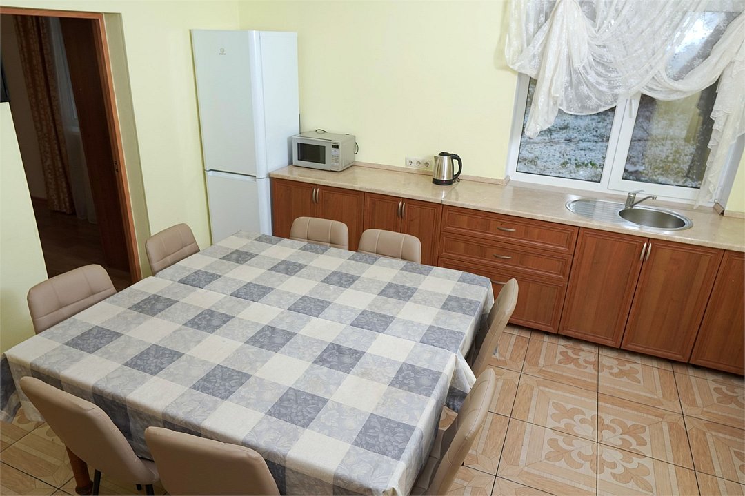Дом 10-местный 6-комнатный (в лесу)