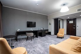 Номер категории "Люкс", Отель Holiday Inn Челябинск, Челябинск