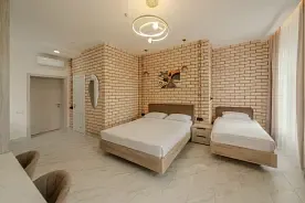 Трёхместный номер 204, Отель Малахит, Кыштым