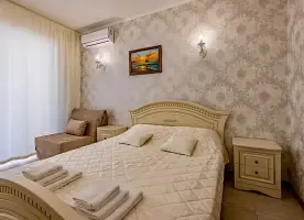 Полулюкс 2-местный с балконом, Вилла Ренессанс, Алушта