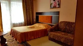 Четырёхместный номер с диваном-кроватью Стандарт с балконом, Отель Энигма, Николаевка