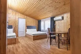 Пятиместный семейный номер Улучшенный Wood с 2 комнатами, Отель Максим Парк-Лоо, Лоо