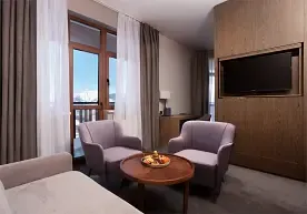 2-x местный - PREMIER SUITE c одной двуспальной кроватью, видом на горы и диваном-кроватью в гостиной зоне (с балконом), Отель Green Flow, Эстосадок