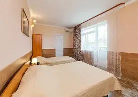 3-x местный стандарт с балконом (1 корпус), Отель Каро, Анапа