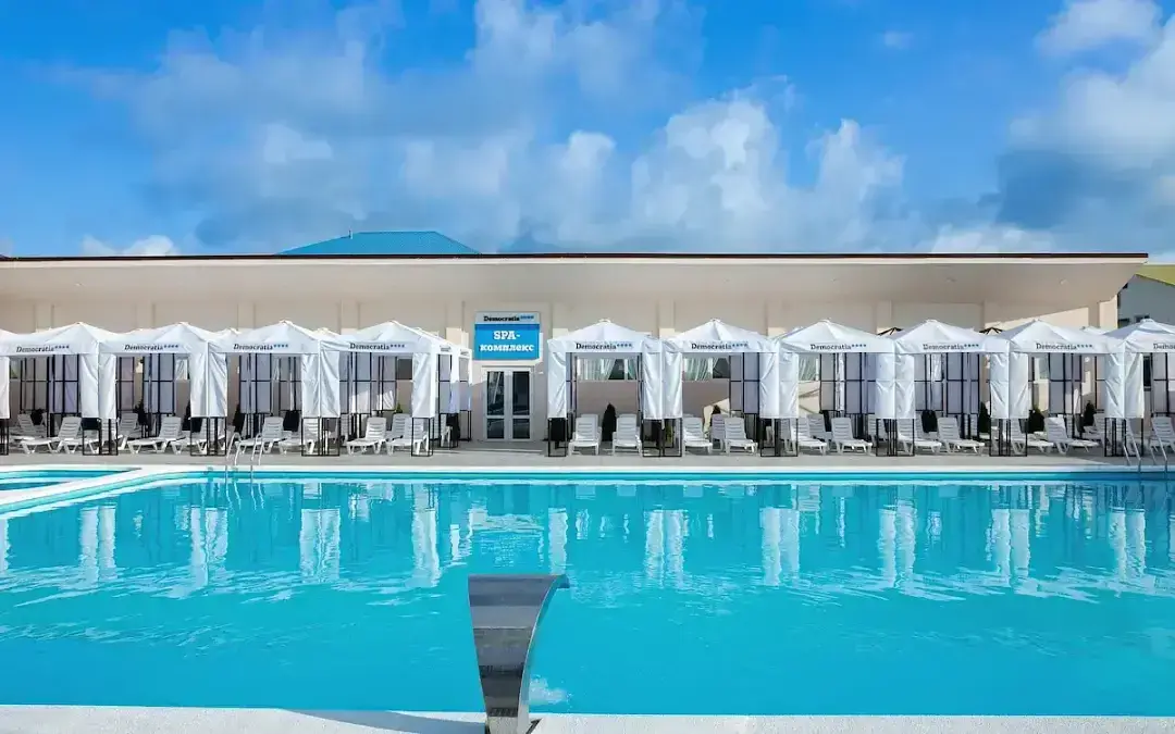Открытый бассейн с подогревом — Отель «Democratia Ultra All Inclusive Family Hotel», село Сукко