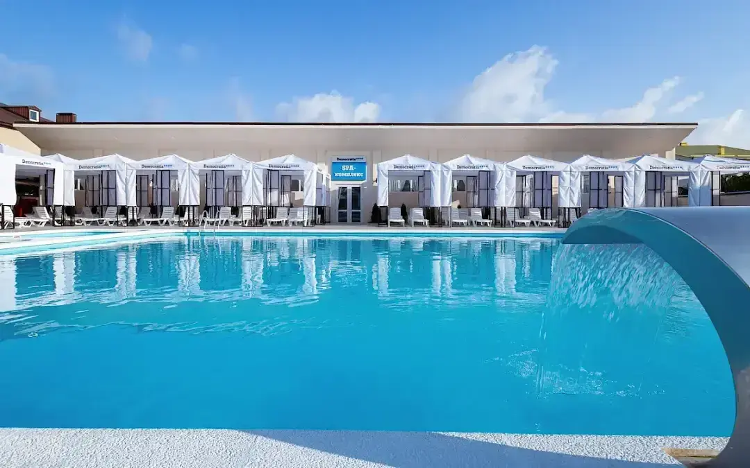 Открытый бассейн с подогревом — Отель «Democratia Ultra All Inclusive Family Hotel», село Сукко