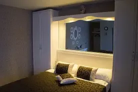 Двухместный люкс Luxury (двуспальная кровать), Мини-отель Каприз, Кировград