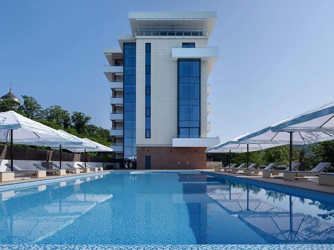 Бассейн — Отель «Отель HIDENS APART HOTEL», Небуг