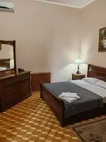 Двухместные апартаменты с 2 комнатами с балконом и с видом на внутренний двор (двуспальная кровать), Отель Версаль, Краснодар