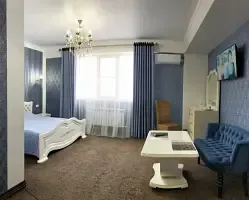 Двухместный номер с диваном Deluxe (двуспальная кровать), Отель Старый Замок, Черкесск