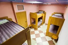 Кровать в общем номере (мужской номер) с видом на внутренний двор, Хостел Альтаир-Арена, Новосибирск