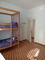 Кровать в общем номере (мужской номер) с видом на внутренний двор, Хостел Песочная бухта, Севастополь