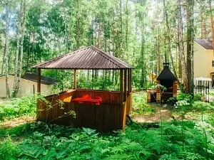 Деревянная беседка с мангалом — Парк-отель «Юность», Чебаркуль