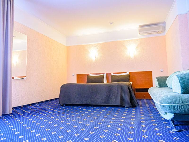 Джуниор Сюит