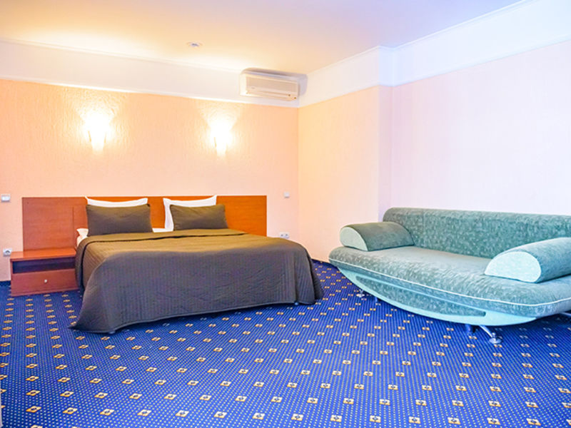 Джуниор Сюит