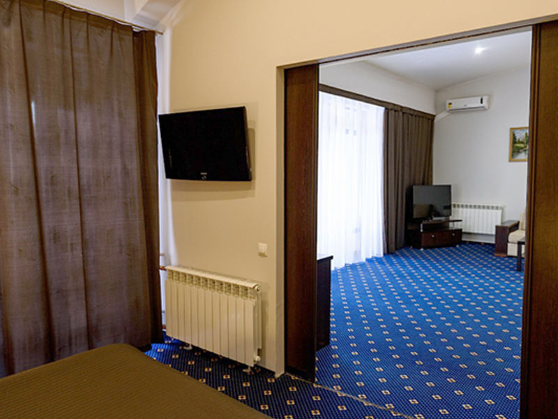 Люкс 2-местный 2-комнатный (корпус Югославский)