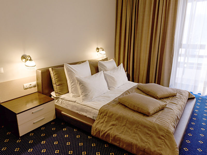 Люкс 2-местный 2-комнатный с видом на озеро (корпус Югославский)