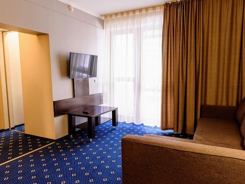 Люкс 2-местный 2-комнатный с видом на озеро (корпус Югославский)