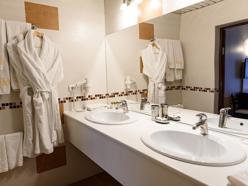 Люкс 2-местный 2-комнатный с видом на озеро (корпус Югославский)