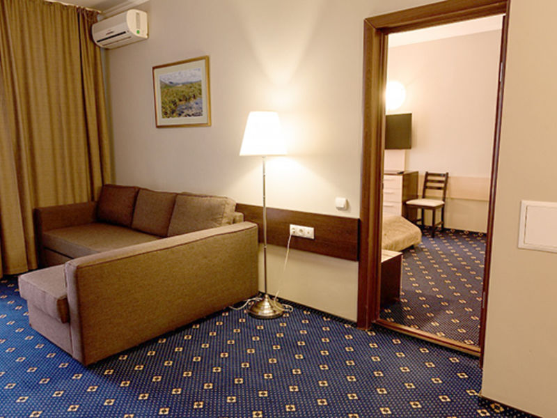 Люкс 2-местный 2-комнатный с видом на озеро (корпус Югославский)