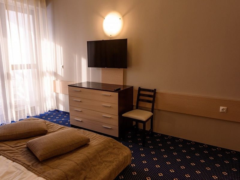 Люкс 2-местный 2-комнатный с видом на озеро (корпус Югославский)