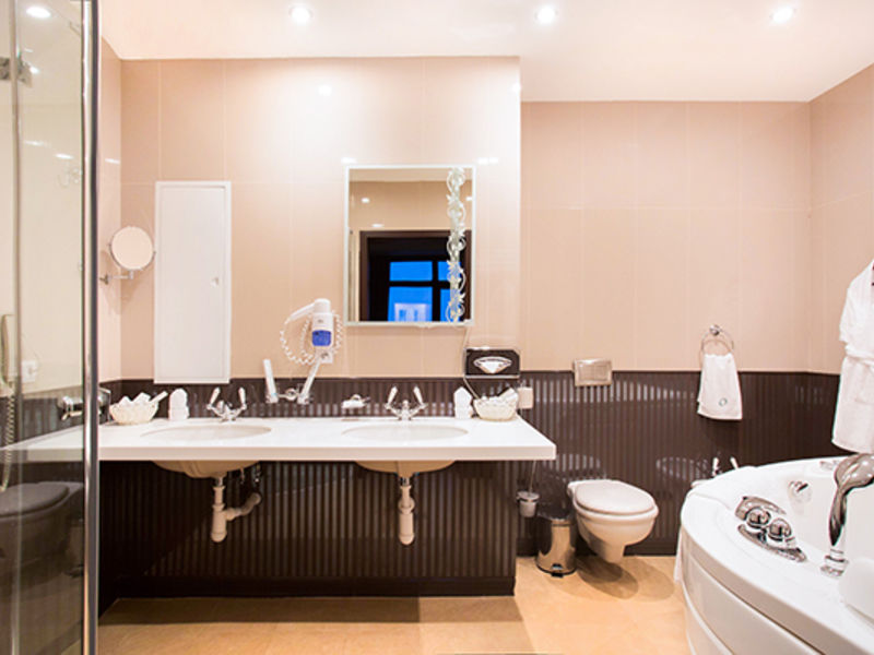 ОЛИМП Люкс двухкомнатный двухместный с балконом № 801, № 803_санузел ракурс 2