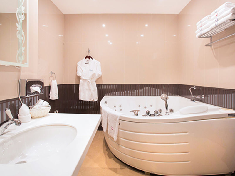 ОЛИМП Люкс двухкомнатный двухместный с балконом № 801, № 803_санузел ракурс 1