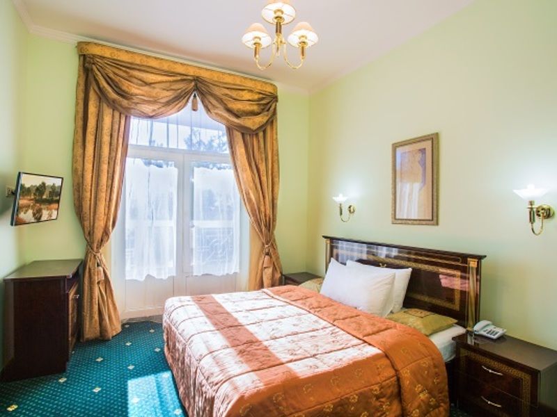 САЛЮТ Люкс двухкомнатный двухместный с балконом_спальня