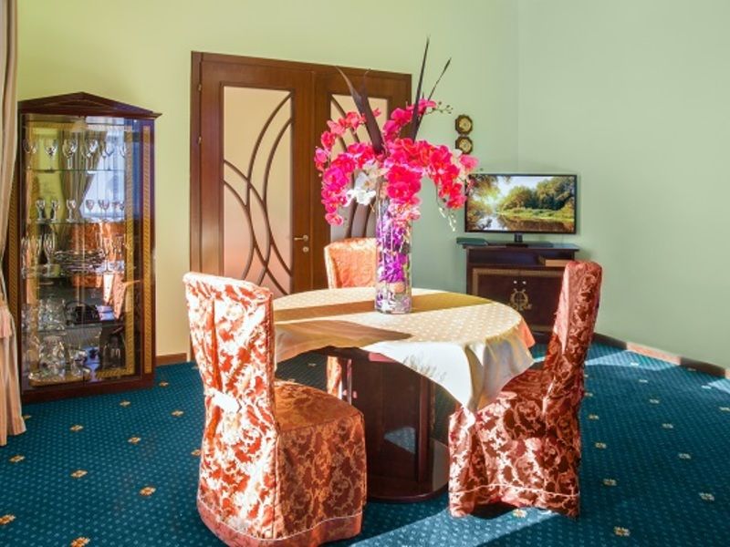 САЛЮТ Люкс двухкомнатный двухместный с балконом_гостиная ракурс 1