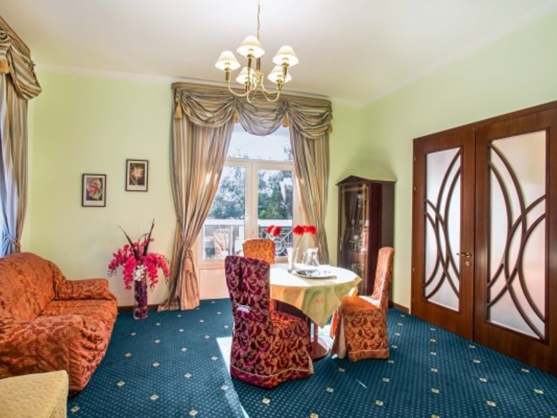 САЛЮТ Люкс двухкомнатный двухместный с балконом_гостиная ракурс 2