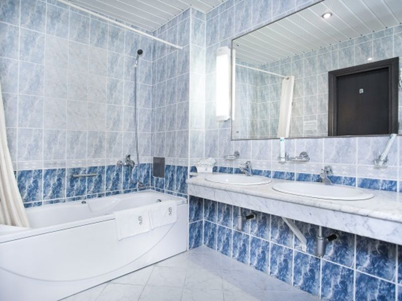 САЛЮТ Люкс двухкомнатный двухместный с балконом_санузел ракурс 1