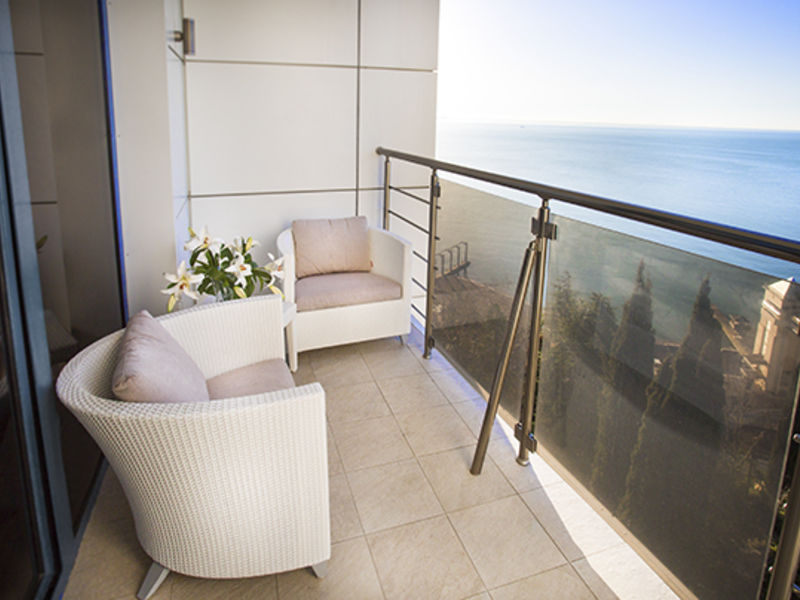 ОЛИМП Люкс трехкомнатный двухместный с балконом № 802 72 кв.м. Сюит_балкон ракурс 1