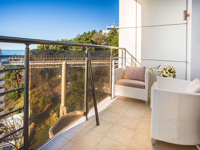 ОЛИМП Люкс трехкомнатный двухместный с балконом № 802 72 кв.м. Сюит_балкон ракурс 2