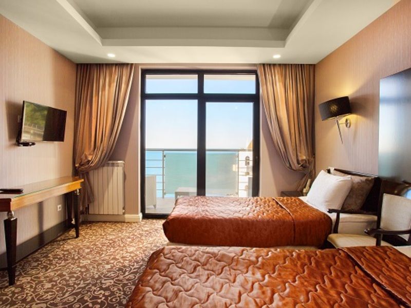 ОЛИМП Люкс трехкомнатный двухместный с балконом № 802 72 кв.м. Сюит_спальня №1 ракурс 2