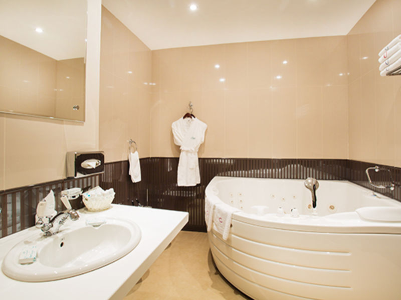 ОЛИМП Люкс трехкомнатный двухместный с балконом № 802 72 кв.м. Сюит_ санузел ракурс 1