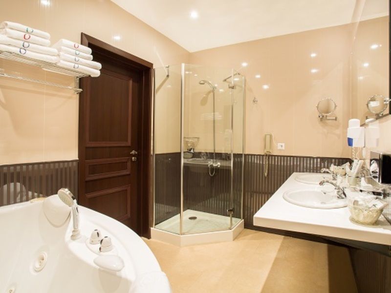 ОЛИМП Люкс трехкомнатный двухместный с балконом № 802 72 кв.м. Сюит_санузел ракурс 2