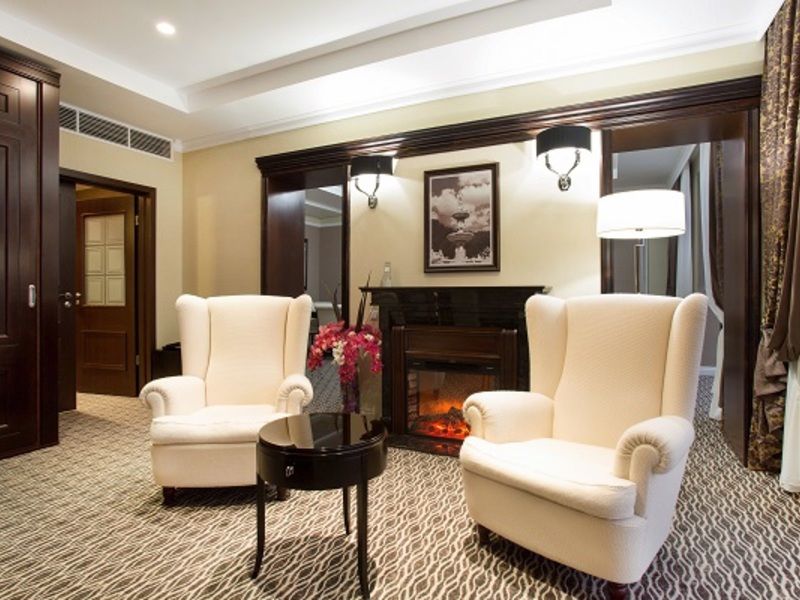 ОЛИМП Люкс трехкомнатный двухместный с балконом № 901, № 902 80 кв.м_гостиная №1 ракурс 2