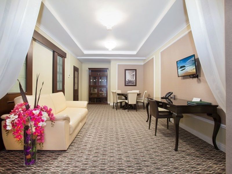 ОЛИМП Люкс трехкомнатный двухместный с балконом № 901, № 902 80 кв.м_гостиная №2 ракурс 1