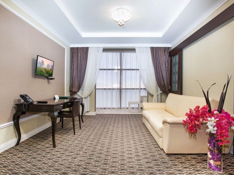 ОЛИМП Люкс трехкомнатный двухместный с балконом № 901, № 902 80 кв.м_гостиная №2 ракурс 2