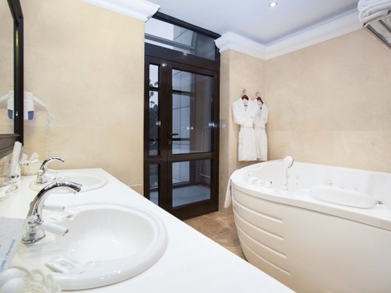 ОЛИМП Люкс трехкомнатный двухместный с балконом № 901, № 902 80 кв.м_санузел ракурс 1