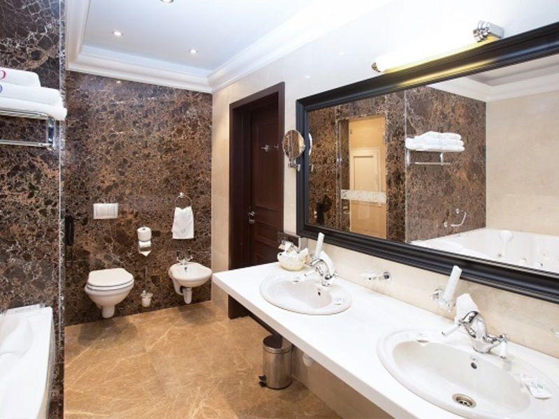 ОЛИМП Люкс трехкомнатный двухместный с балконом № 901, № 902 80 кв.м_санузел ракурс 2