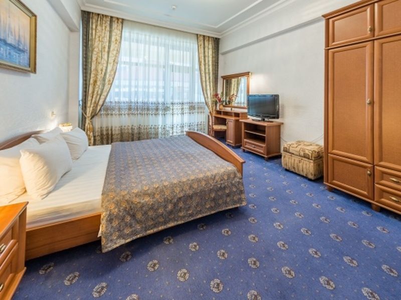 Люкс 4-местный 2-комнатный в коттедже 16