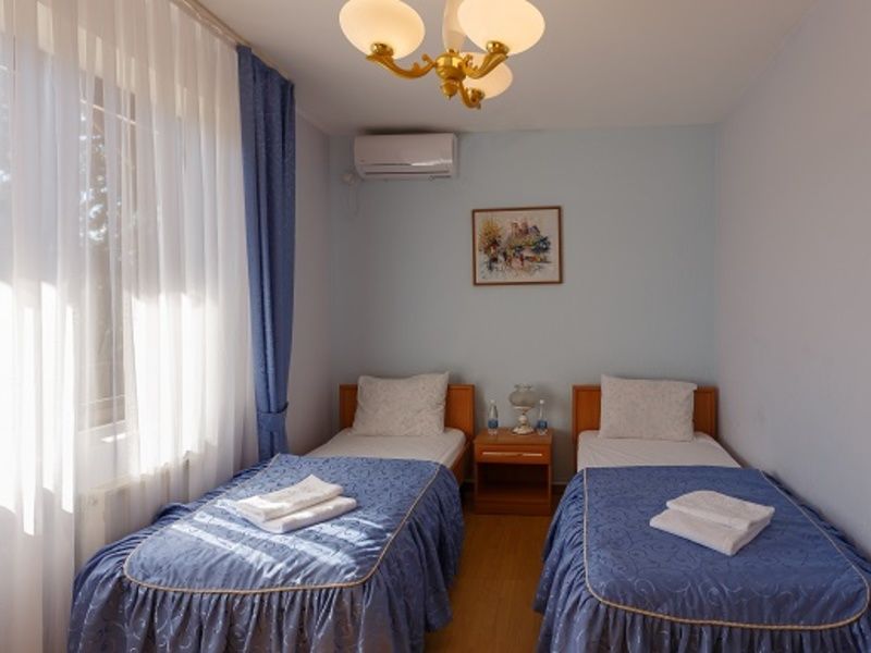 Люкс 4-местный 2-комнатный в коттедже 16