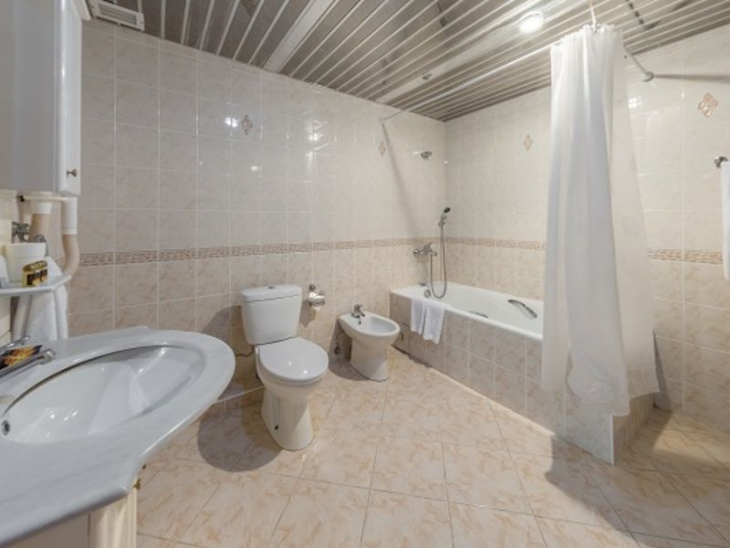 Люкс 4-местный 2-комнатный в коттедже 16