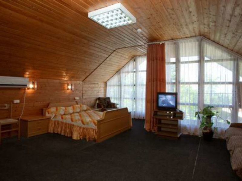 Мансардный 3-местный в коттедже