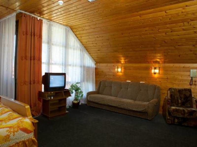 Мансардный 3-местный в коттедже